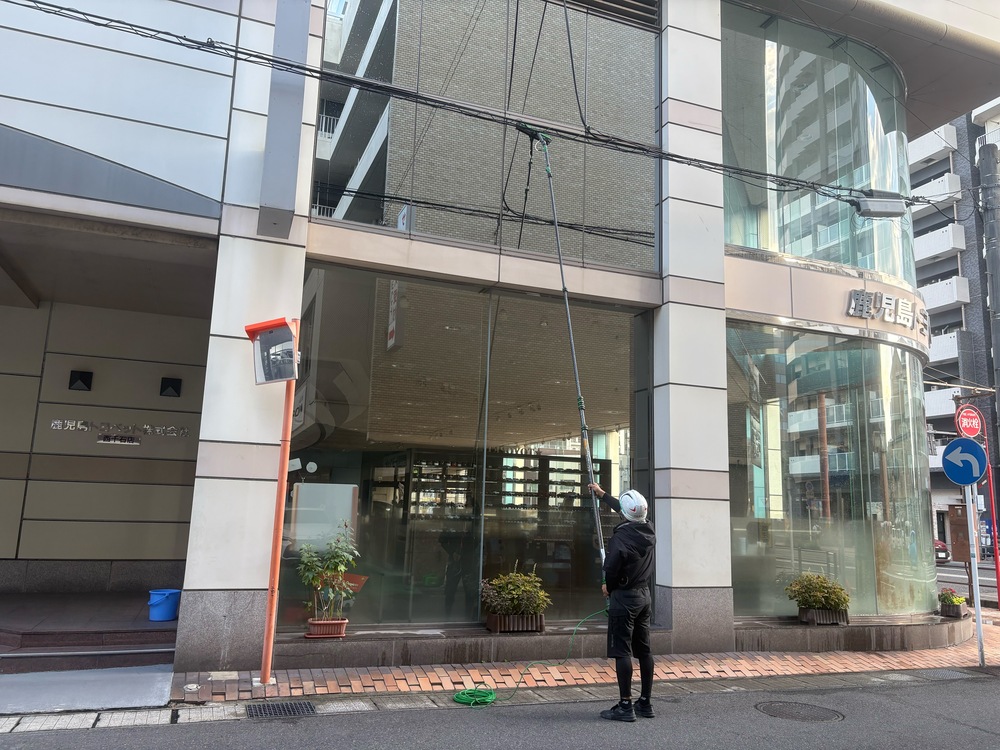 ウオーターポールガラス清掃　スライダー作業